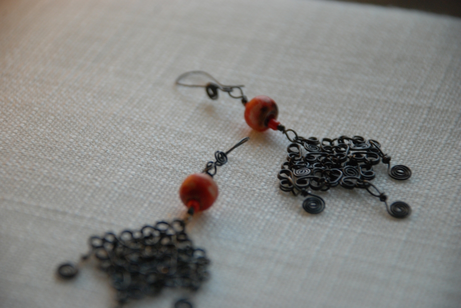Svarta järnörhängen Rombos med röd pärla